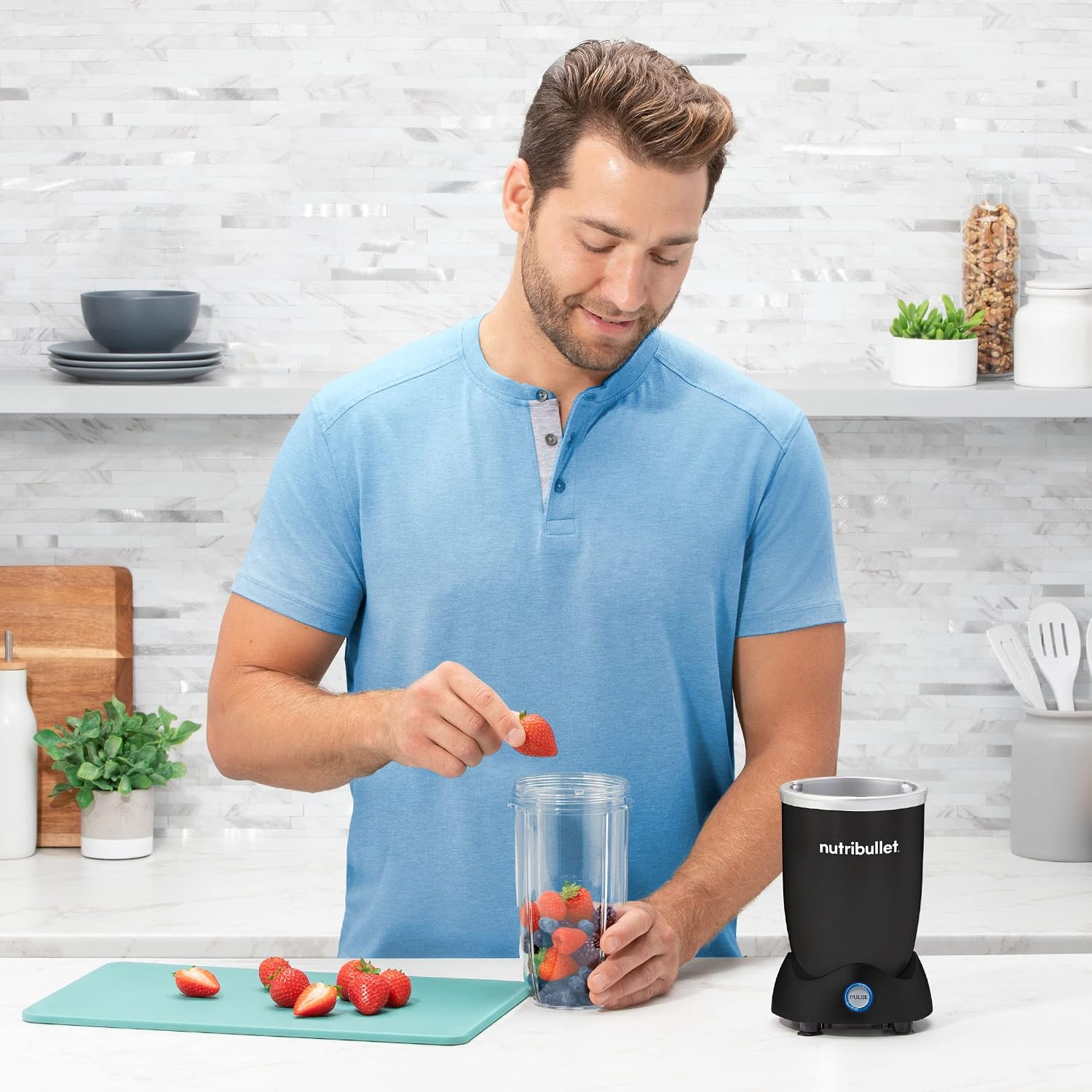 nutribullet Pro+ Personal Blender 1200W – Pulse Function, Auto Shut-Off, Nutrient Extractor for Smoothies, Shakes & Salsas – Includes 32 oz & 24 oz To-Go Cups, Matte Black